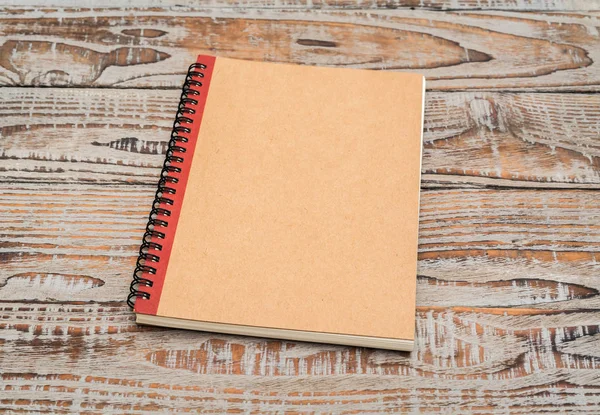 Notebook em branco simular no fundo de madeira  . — Fotografia de Stock