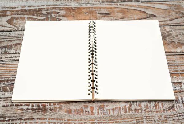 Lege notebook mock up op hout achtergrond . — Stockfoto