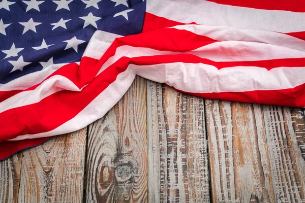 Американский флаг на деревянном фоне  . — стоковое фото