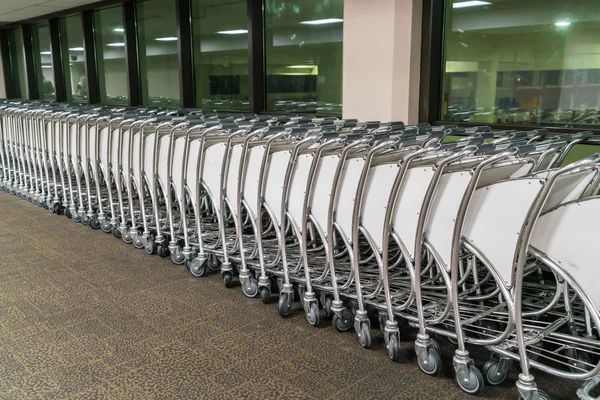 Gepäckwagen Flughafen Terminal — Stockfoto