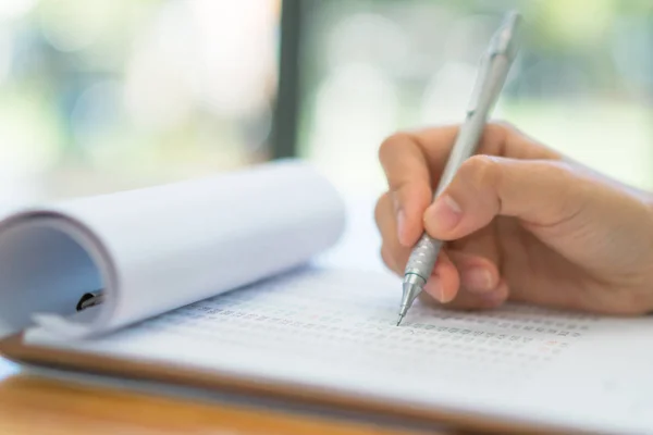 Escribir a mano en varias cartas financieras sobre la mesa  . — Foto de Stock