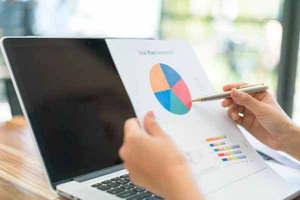 Affärsmän använder laptop och finansiella diagram vid möte av — Stockfoto