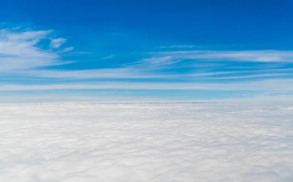 Blå himmel med moln . — Stockfoto