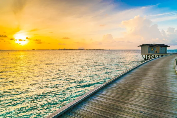 Hermosas villas de agua en la isla tropical de Maldivas en el Sunris — Foto de Stock