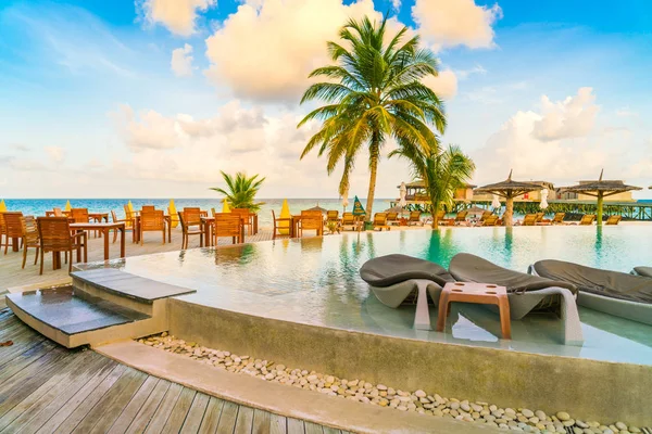 Asztal és szék, az étteremben trópusi Maldív-szigetek sziget . — Stock Fotó
