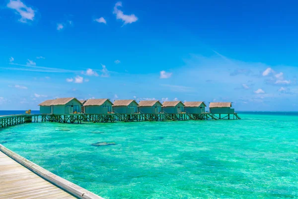Hermosas villas de agua en la isla tropical de Maldivas   . — Foto de Stock