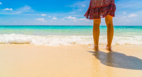Nohy do písku s krásný tropický ostrov Maledivy . — Stock fotografie