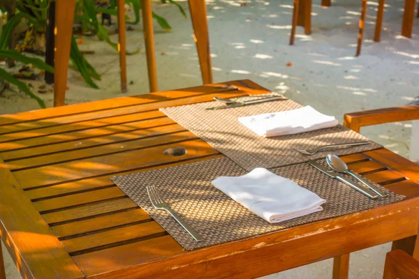 テーブルと椅子の屋外カフェ レストランで . — ストック写真