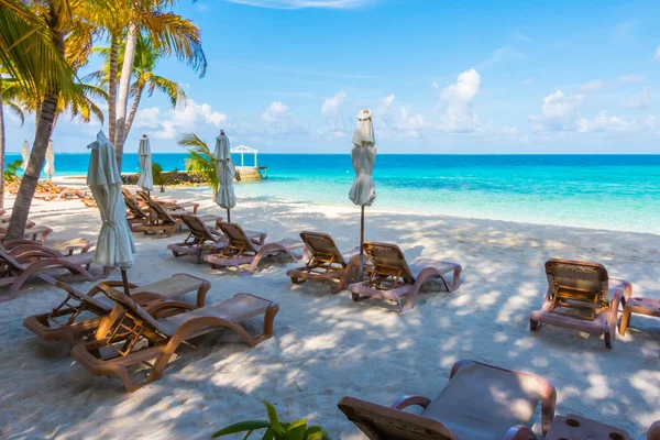 Sillas de playa con sombrilla en la isla de Maldivas con arena blanca b — Foto de Stock
