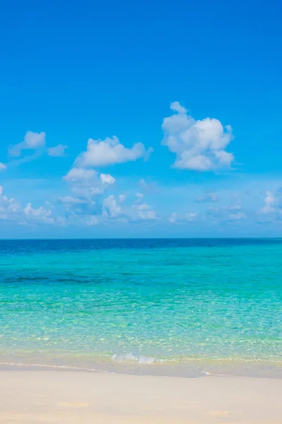 Hermosa isla tropical de Maldivas con playa de arena blanca y se —  Fotos de Stock