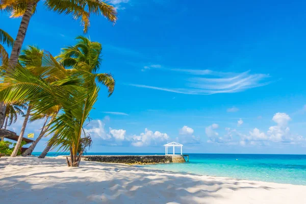 하얀 모래 해변 및 se와 아름 다운 열 대 몰디브 섬 — 스톡 사진