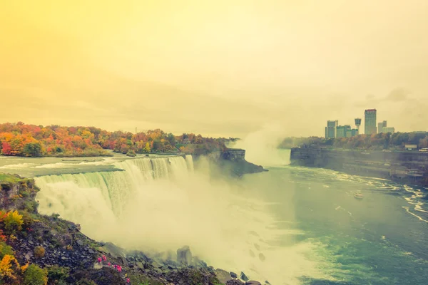 Americká strana Niagara Falls během východu slunce. (Filtrované imag — Stock fotografie