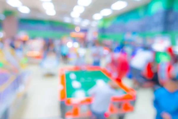 Abstracto desenfoque de la gente en la zona de juego interior del centro comercial  . — Foto de Stock