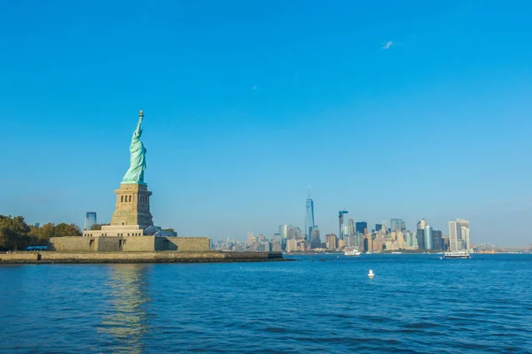 ニューヨーク市、米国自由の女神像 . — ストック写真