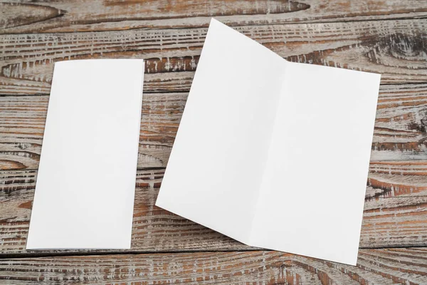 Papier modèle bifold blanc sur texture bois  . — Photo