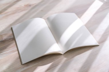 Katalog, dergi boş, sahte ahşap arka plan üzerinde kitap