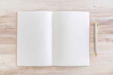 Katalog, dergi boş, sahte ağaç adam üzerinde kalem ile kitap