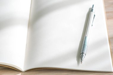 Katalog, dergi boş, sahte ağaç adam üzerinde kalem ile kitap