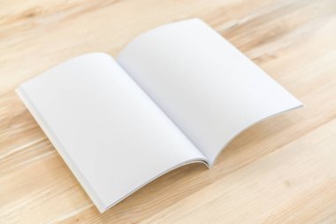 Katalog, dergi boş, sahte ahşap arka plan üzerinde kitap
