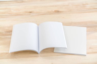 Katalog, dergi boş, sahte ahşap arka plan üzerinde kitap