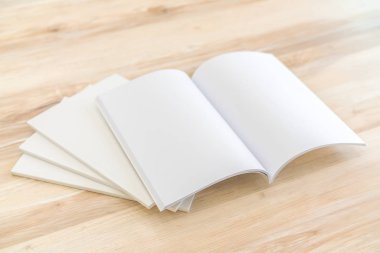 Katalog, dergi boş, sahte ahşap arka plan üzerinde kitap