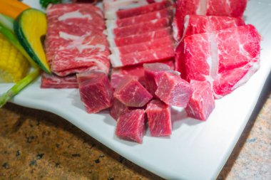 Pişmemiş çiğ et. .