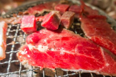 Japon tarzı ham taze et sıcak Barbekü Izgara .