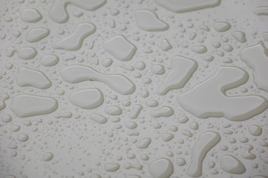 Su üzerinde beyaz blackground damla .