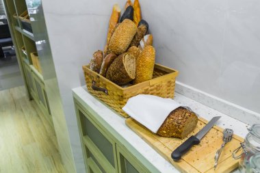 Açık büfedeki taze hamur işleri. .