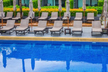 Denize yakın Yüzme Havuzu rahatlatıcı ile koltuk .