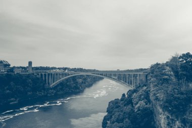 Gökkuşağı Köprüsü, Niagara Şelalesi'nde gündoğumu sırasında. (Filtre uygulanmış ıma