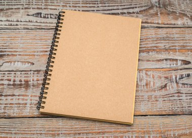 Boş defter ahşap arka plan üzerinde sahte kadar .