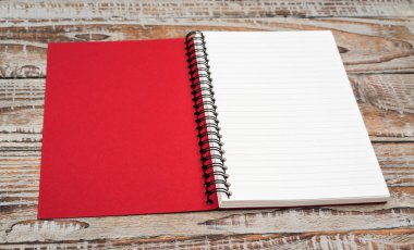 Boş defter ahşap arka plan üzerinde sahte kadar .