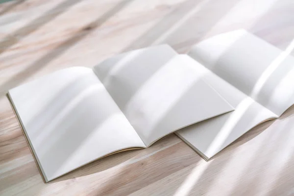Catalogo in bianco, riviste, libro finto su fondo legno — Foto Stock