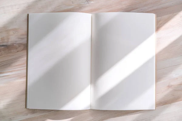 Catalogo in bianco, riviste, libro finto su fondo legno — Foto Stock