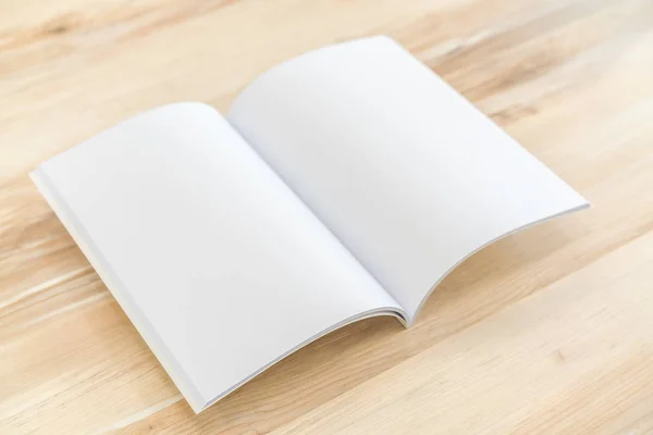 Katalog, dergi boş, sahte ahşap arka plan üzerinde kitap — Stok fotoğraf