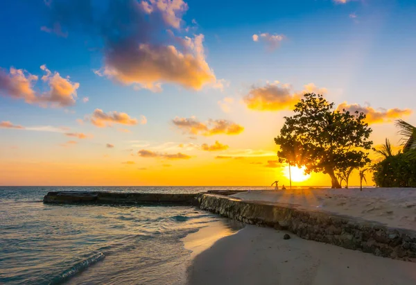 Belo pôr do sol com o céu sobre o mar calmo em Maldivas tropicais isl — Fotografia de Stock