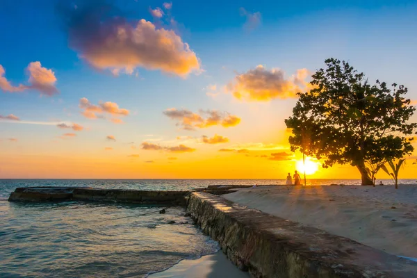 Hermosa puesta de sol con cielo sobre el mar tranquilo en Maldivas tropicales isl — Foto de Stock