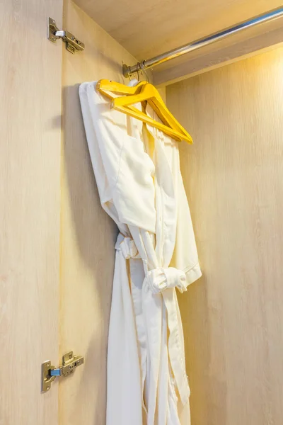 Peignoir blanc dans l'armoire en bois de l'hôtel de luxe  . — Photo