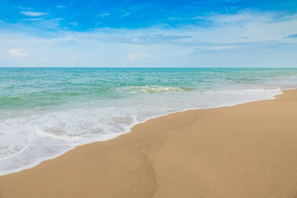 Praia e mar tropical . — Fotografia de Stock