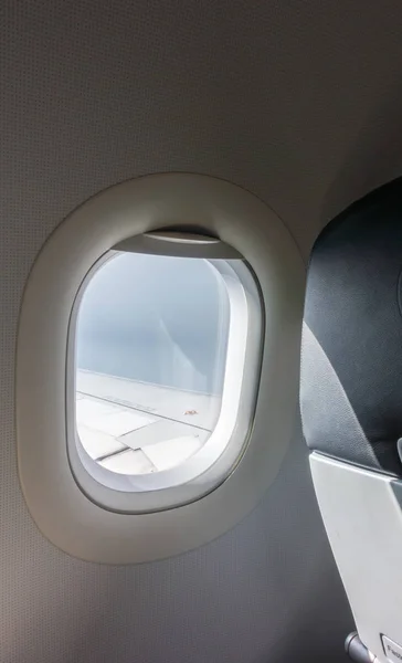 Blick durchs Flugzeugfenster. (gefiltertes Bild verarbeitet vintage ef — Stockfoto