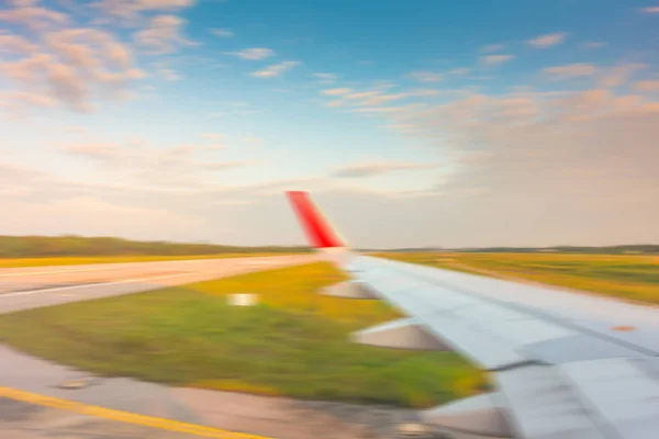 Ala borrosa abstracta mientras se rompe durante el aterrizaje en la pista  . — Foto de Stock