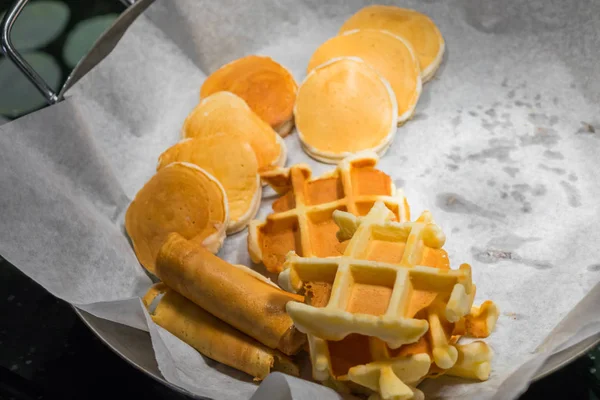 Sortimento de pastelaria fresca na mesa em buffet  . — Fotografia de Stock