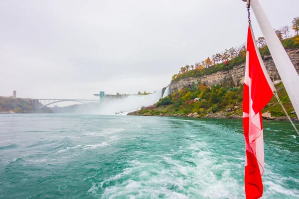 Kanadská vlajka na lodi u Niagarských vodopádů . — Stock fotografie