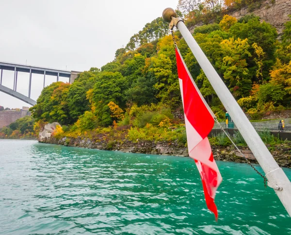 加拿大国旗上一艘船在尼亚加拉大瀑布 . — 图库照片