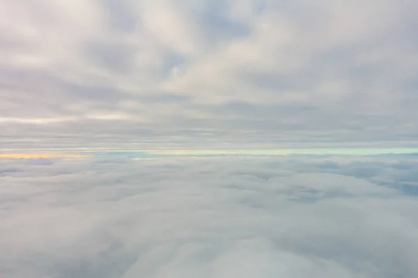 Nascer do sol acima das nuvens da janela do avião . — Fotografia de Stock