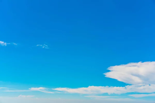 Wolken am blauen Himmel . — Stockfoto