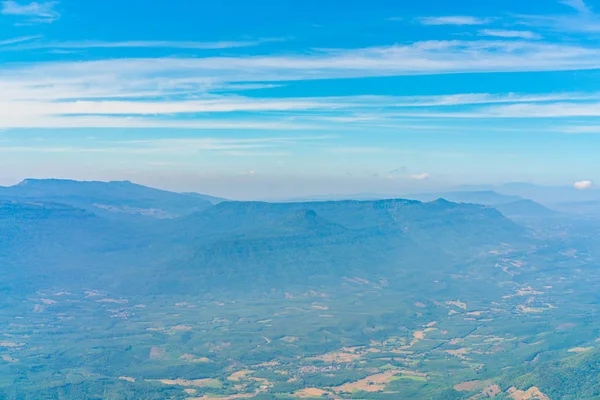 Montanhas sob nuvens. Vista do avião  . — Fotografia de Stock