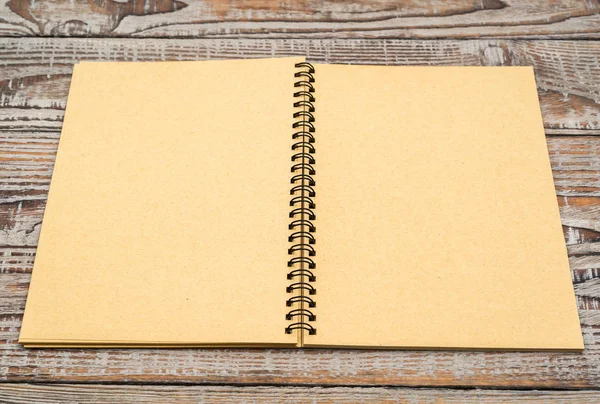 Notebook em branco simular no fundo de madeira  . — Fotografia de Stock