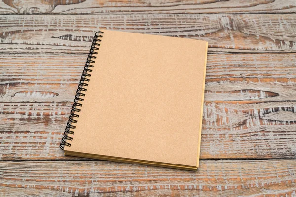 Notebook em branco simular no fundo de madeira  . — Fotografia de Stock